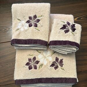 3 piece decorative towel set.
